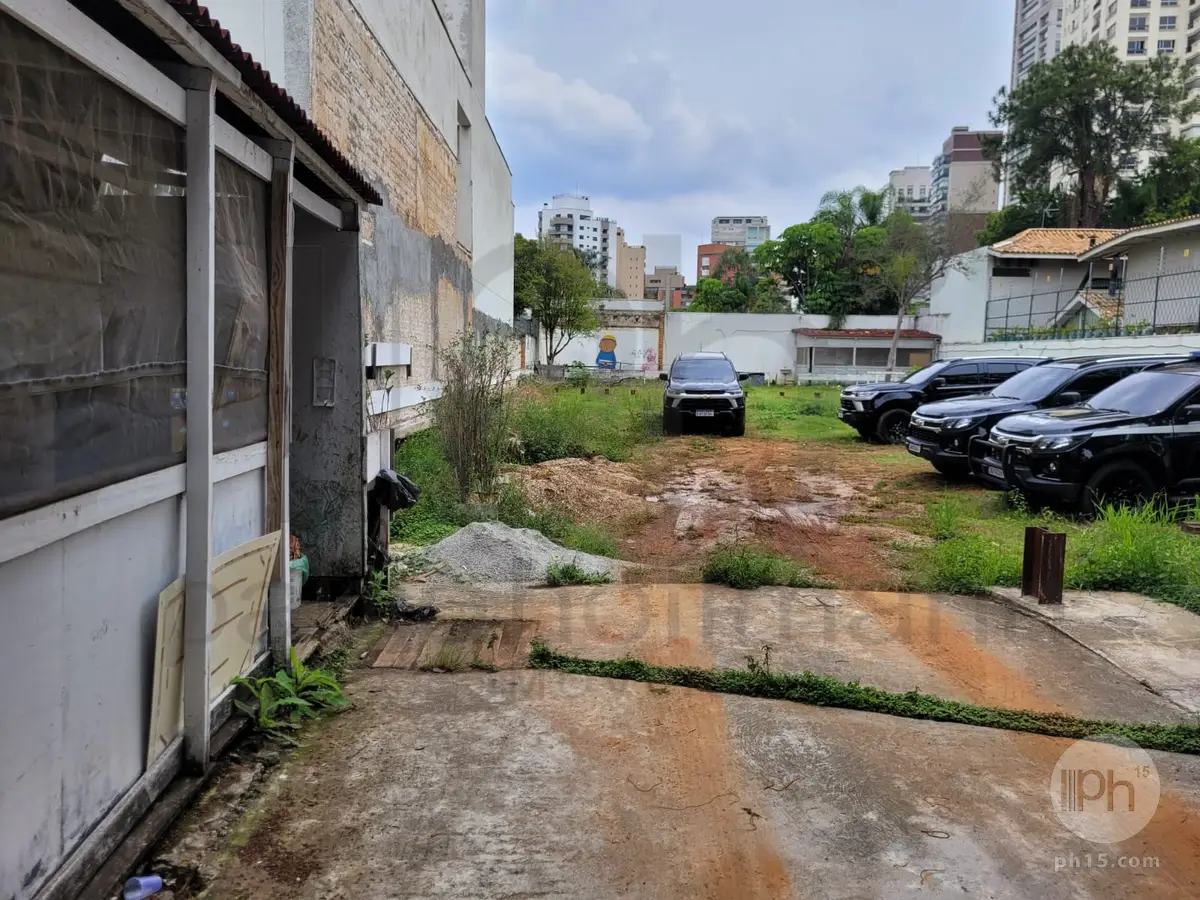 Terreno com 933 m² [2024]
